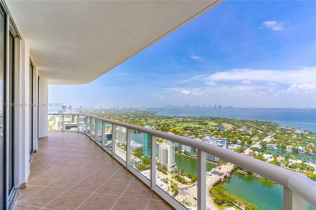Recently Sold: $1,850,000 (2 beds, 2 baths, 1322 Square Feet)