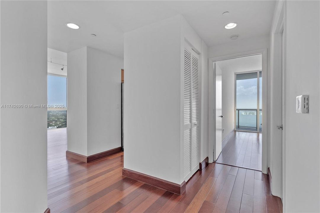 Recently Sold: $1,850,000 (2 beds, 2 baths, 1322 Square Feet)
