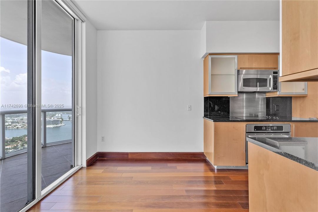 Recently Sold: $1,850,000 (2 beds, 2 baths, 1322 Square Feet)