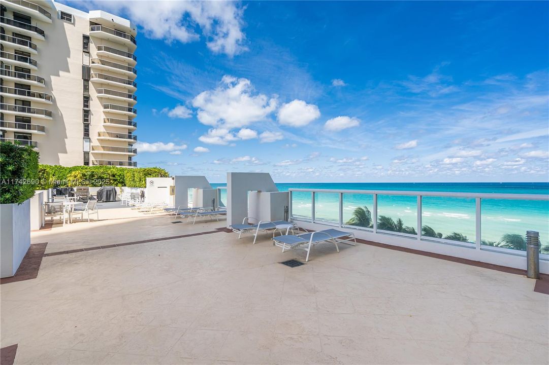 Recently Sold: $1,850,000 (2 beds, 2 baths, 1322 Square Feet)