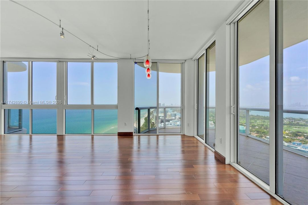 Recently Sold: $1,850,000 (2 beds, 2 baths, 1322 Square Feet)