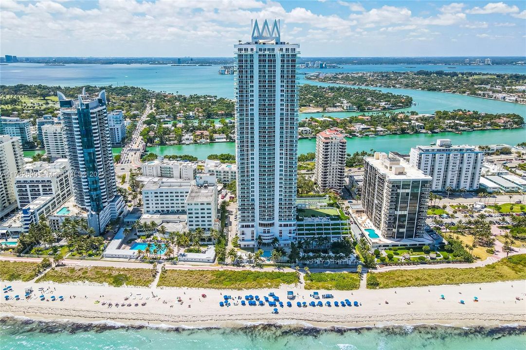 Recently Sold: $1,850,000 (2 beds, 2 baths, 1322 Square Feet)