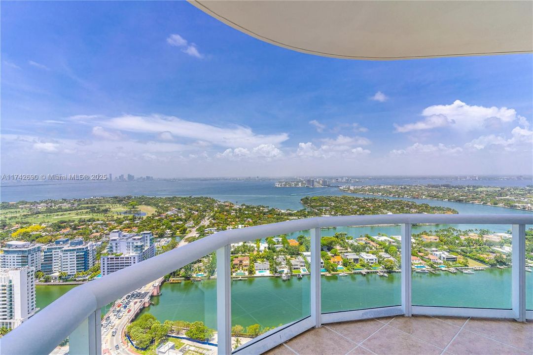 Recently Sold: $1,850,000 (2 beds, 2 baths, 1322 Square Feet)