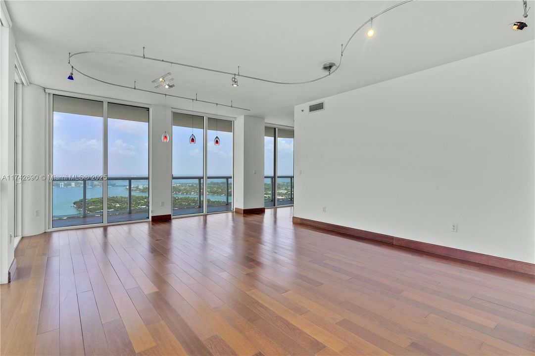 Recently Sold: $1,850,000 (2 beds, 2 baths, 1322 Square Feet)
