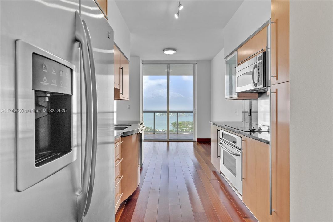 Recently Sold: $1,850,000 (2 beds, 2 baths, 1322 Square Feet)