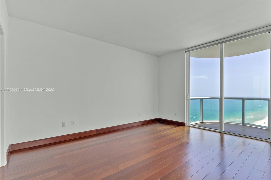Recently Sold: $1,850,000 (2 beds, 2 baths, 1322 Square Feet)
