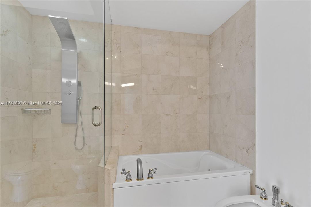 Recently Sold: $1,850,000 (2 beds, 2 baths, 1322 Square Feet)