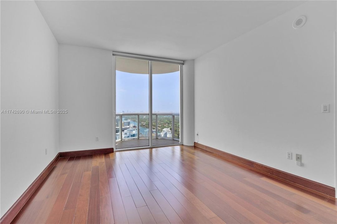 Recently Sold: $1,850,000 (2 beds, 2 baths, 1322 Square Feet)