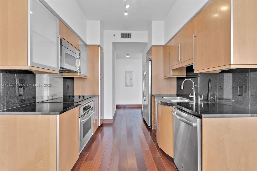 Recently Sold: $1,850,000 (2 beds, 2 baths, 1322 Square Feet)