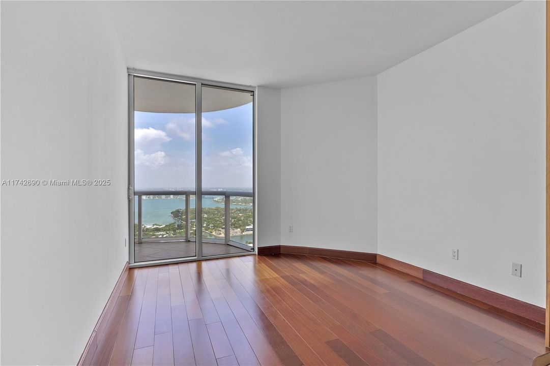 Recently Sold: $1,850,000 (2 beds, 2 baths, 1322 Square Feet)