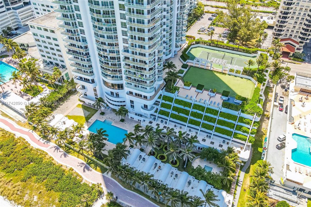 Recently Sold: $1,850,000 (2 beds, 2 baths, 1322 Square Feet)