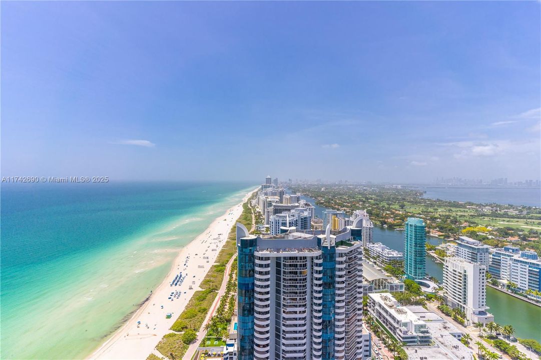 Recently Sold: $1,850,000 (2 beds, 2 baths, 1322 Square Feet)