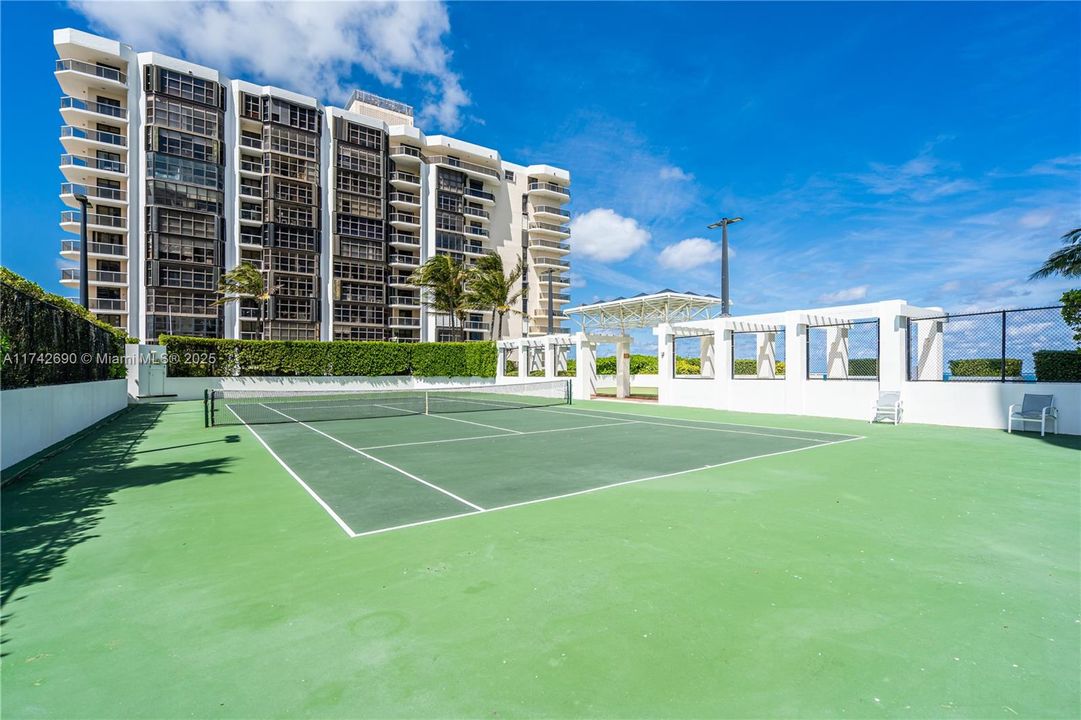 Recently Sold: $1,850,000 (2 beds, 2 baths, 1322 Square Feet)