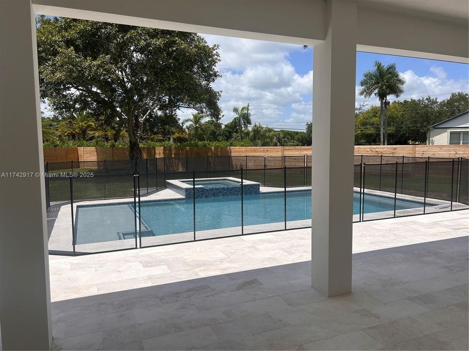 合同活跃: $1,199,990 (5 贝兹, 4 浴室, 3120 平方英尺)