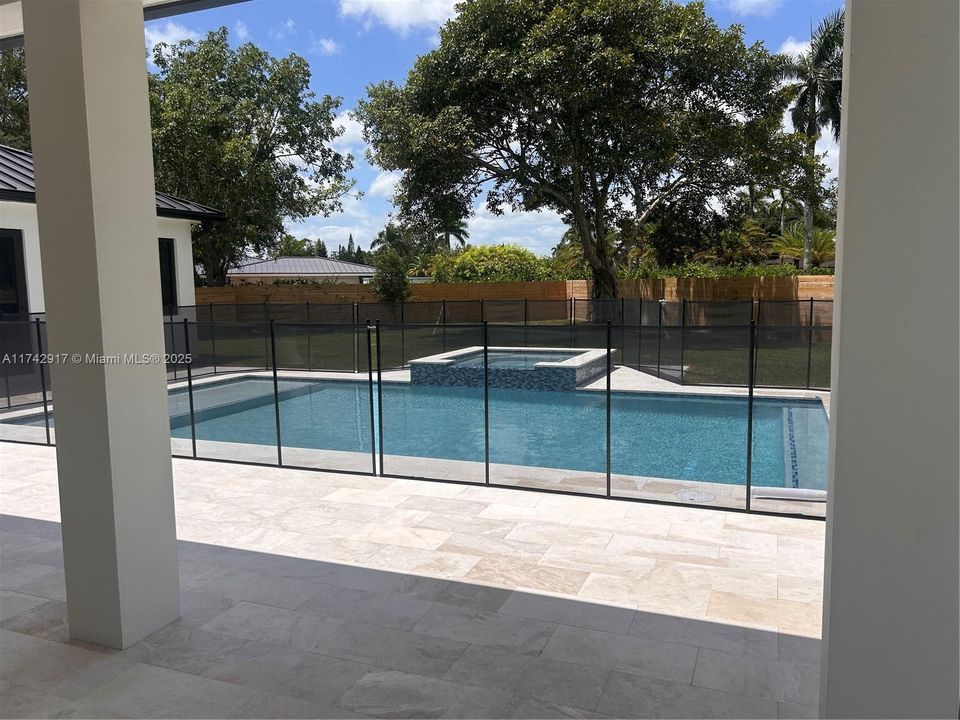 合同活跃: $1,199,990 (5 贝兹, 4 浴室, 3120 平方英尺)