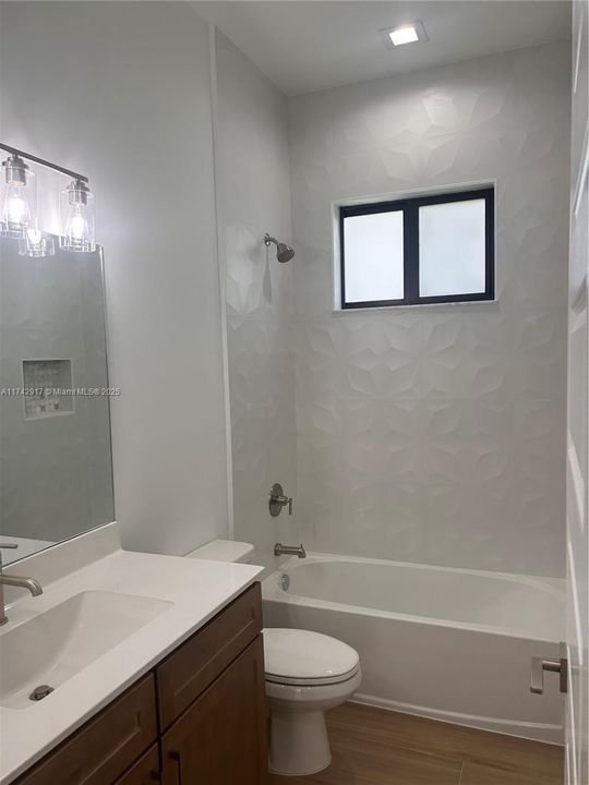 合同活跃: $1,199,990 (5 贝兹, 4 浴室, 3120 平方英尺)