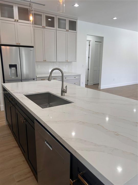 合同活跃: $1,199,990 (5 贝兹, 4 浴室, 3120 平方英尺)