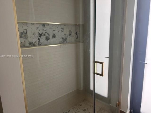 合同活跃: $1,199,990 (5 贝兹, 4 浴室, 3120 平方英尺)