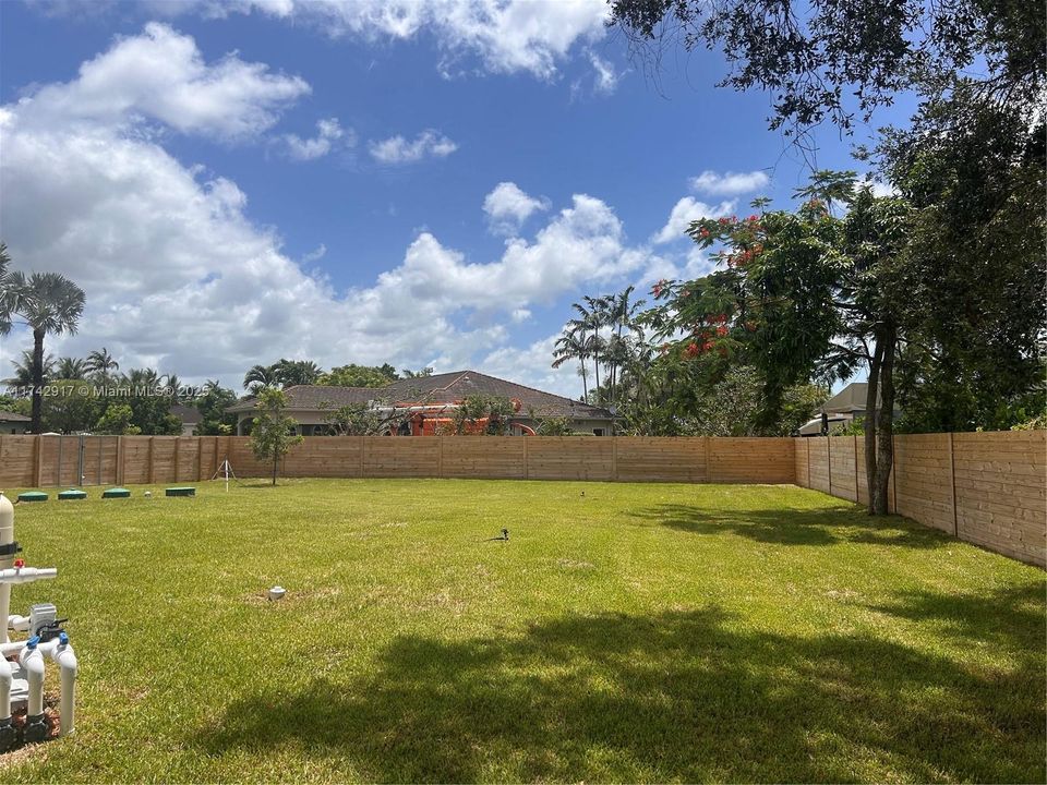 合同活跃: $1,199,990 (5 贝兹, 4 浴室, 3120 平方英尺)