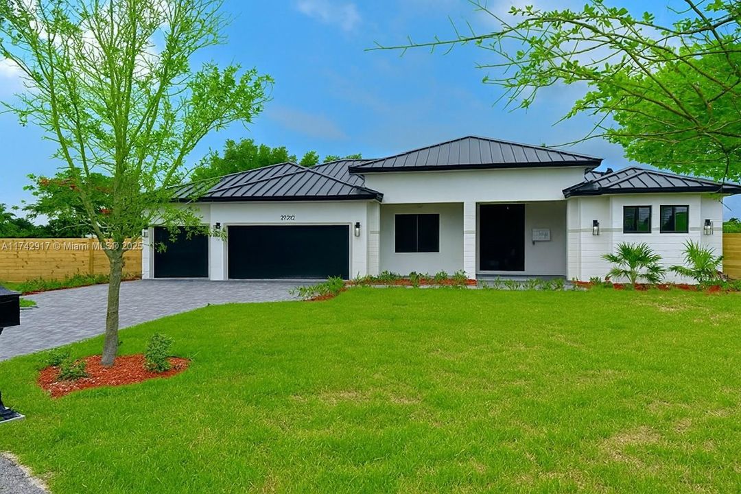 合同活跃: $1,199,990 (5 贝兹, 4 浴室, 3120 平方英尺)