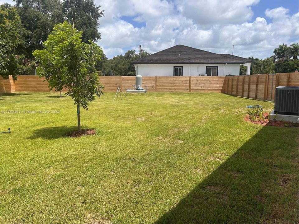 合同活跃: $1,199,990 (5 贝兹, 4 浴室, 3120 平方英尺)