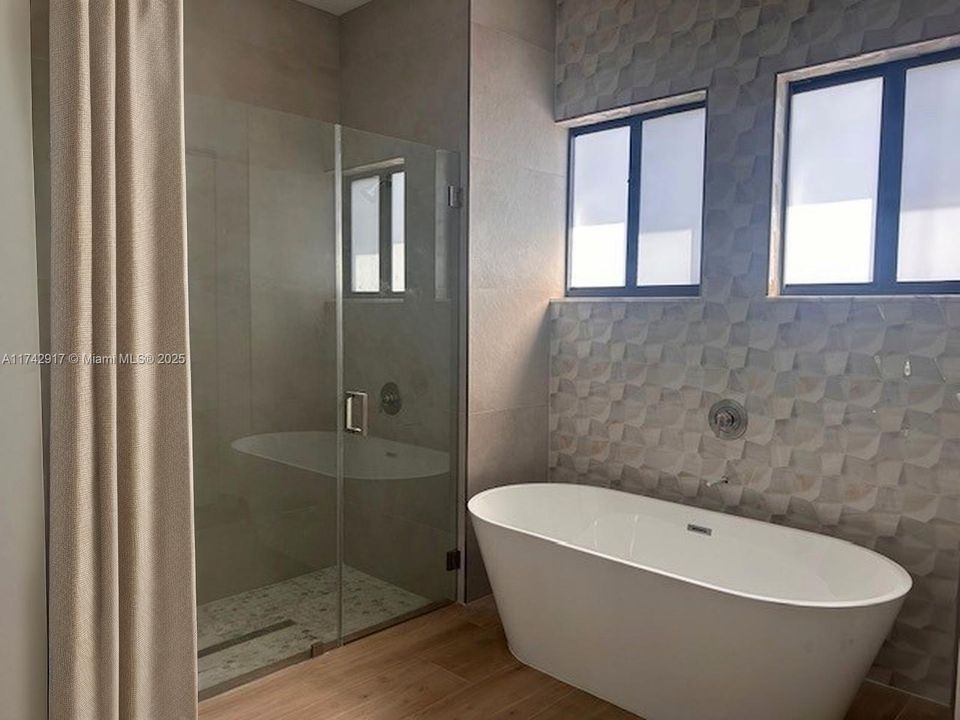 合同活跃: $1,199,990 (5 贝兹, 4 浴室, 3120 平方英尺)