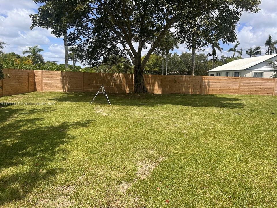 合同活跃: $1,199,990 (5 贝兹, 4 浴室, 3120 平方英尺)