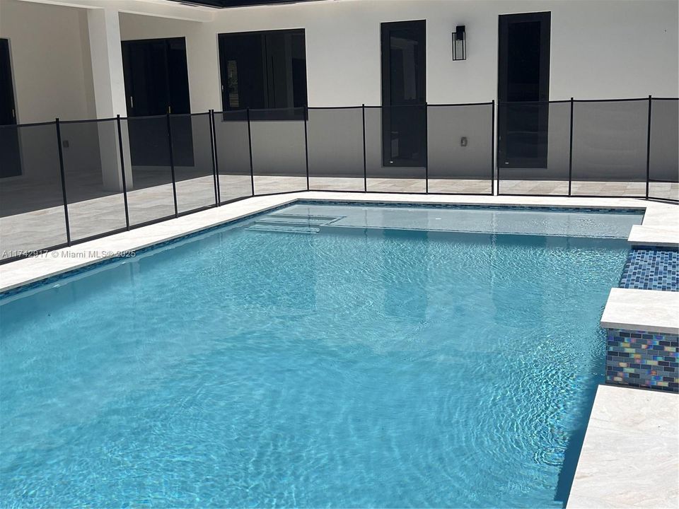 合同活跃: $1,199,990 (5 贝兹, 4 浴室, 3120 平方英尺)