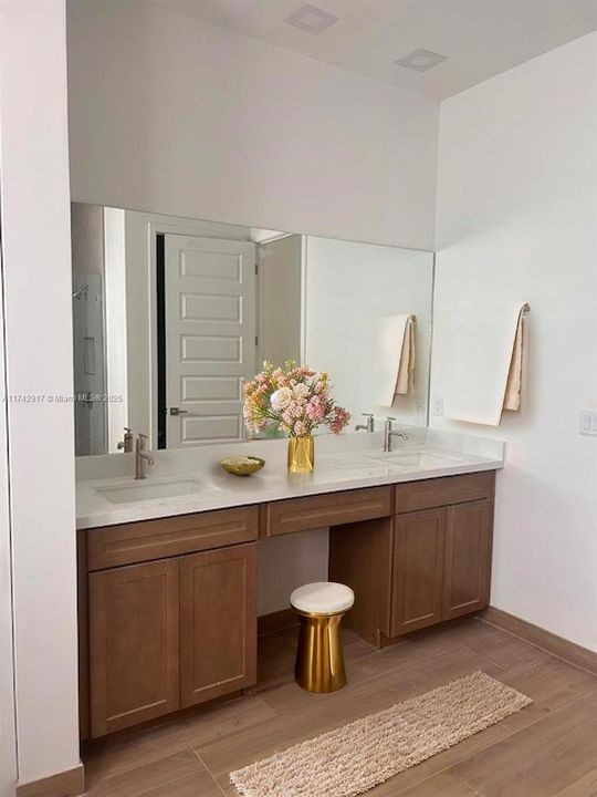 合同活跃: $1,199,990 (5 贝兹, 4 浴室, 3120 平方英尺)