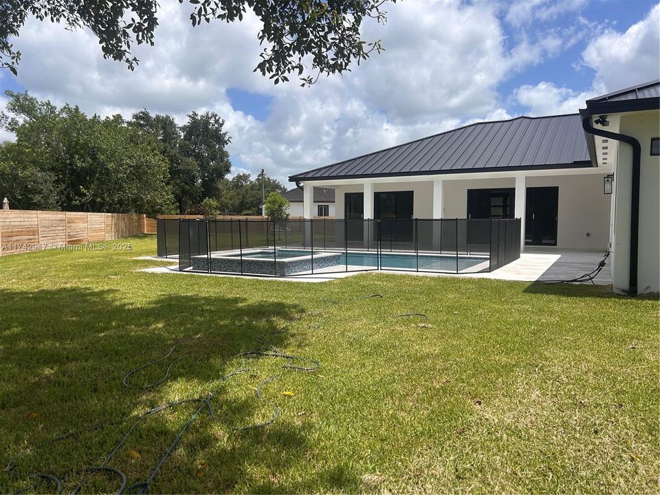 合同活跃: $1,199,990 (5 贝兹, 4 浴室, 3120 平方英尺)