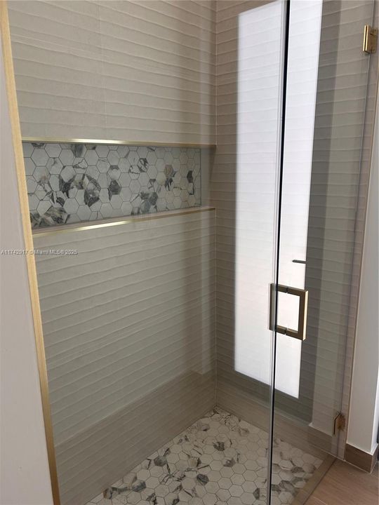 合同活跃: $1,199,990 (5 贝兹, 4 浴室, 3120 平方英尺)