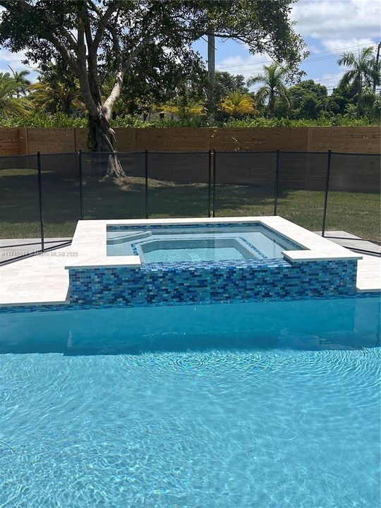 合同活跃: $1,199,990 (5 贝兹, 4 浴室, 3120 平方英尺)