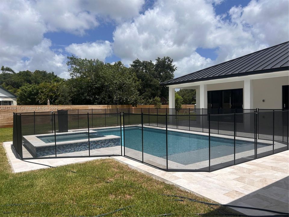 合同活跃: $1,199,990 (5 贝兹, 4 浴室, 3120 平方英尺)