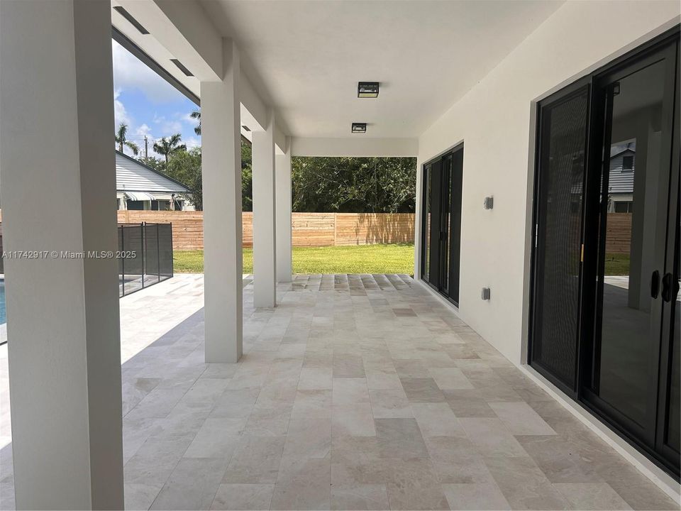 合同活跃: $1,199,990 (5 贝兹, 4 浴室, 3120 平方英尺)