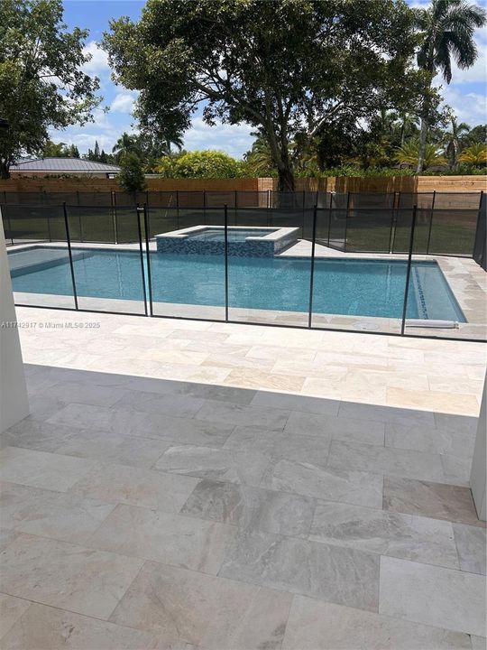 合同活跃: $1,199,990 (5 贝兹, 4 浴室, 3120 平方英尺)