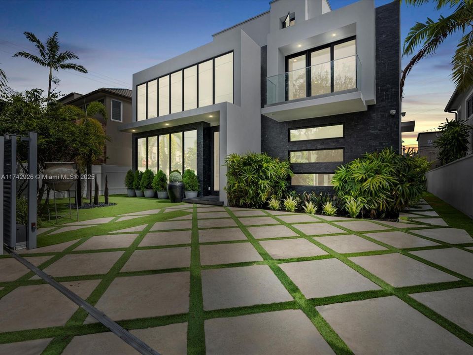 Vendido Recientemente: $3,995,000 (4 camas, 5 baños, 3951 Pies cuadrados)