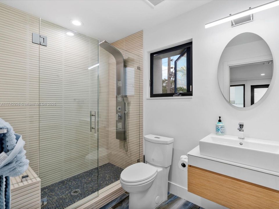 Vendido Recientemente: $3,995,000 (4 camas, 5 baños, 3951 Pies cuadrados)