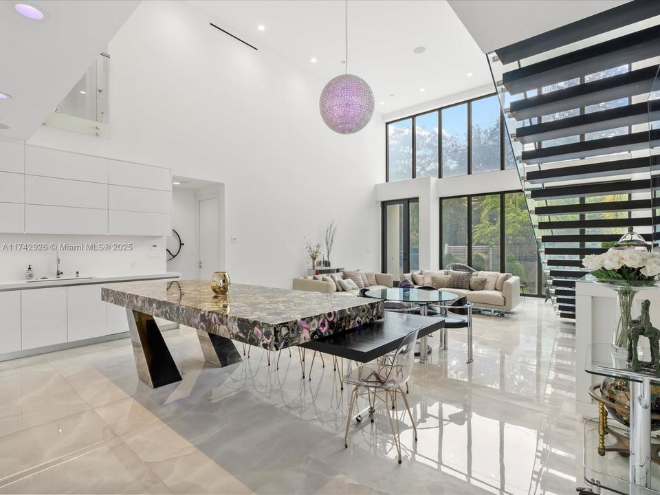 Vendido Recientemente: $3,995,000 (4 camas, 5 baños, 3951 Pies cuadrados)