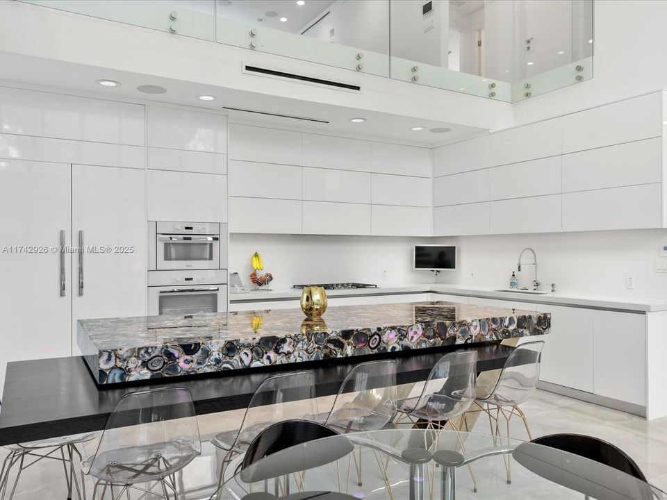 Vendido Recientemente: $3,995,000 (4 camas, 5 baños, 3951 Pies cuadrados)