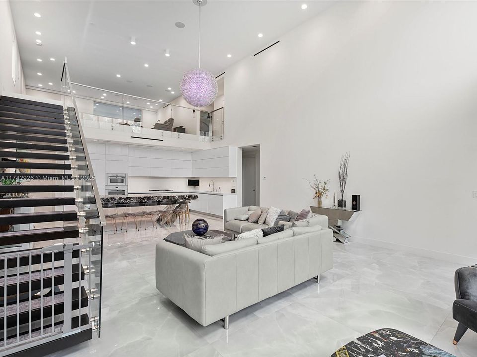 Vendido Recientemente: $3,995,000 (4 camas, 5 baños, 3951 Pies cuadrados)