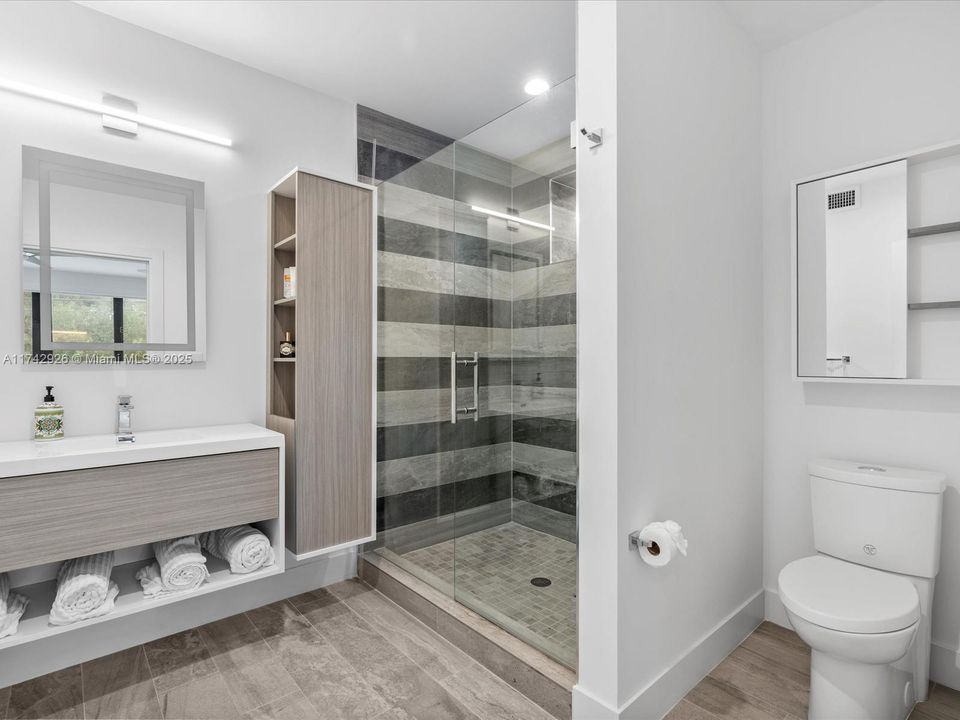 Vendido Recientemente: $3,995,000 (4 camas, 5 baños, 3951 Pies cuadrados)