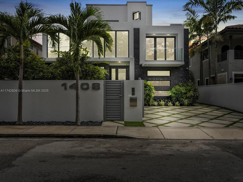 Vendido Recientemente: $3,995,000 (4 camas, 5 baños, 3951 Pies cuadrados)