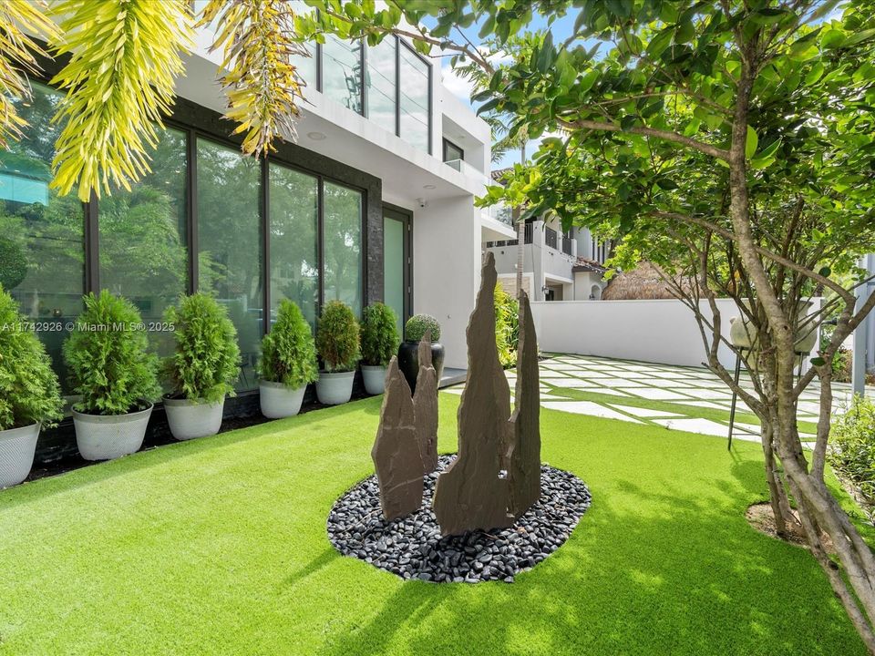 Vendido Recientemente: $3,995,000 (4 camas, 5 baños, 3951 Pies cuadrados)