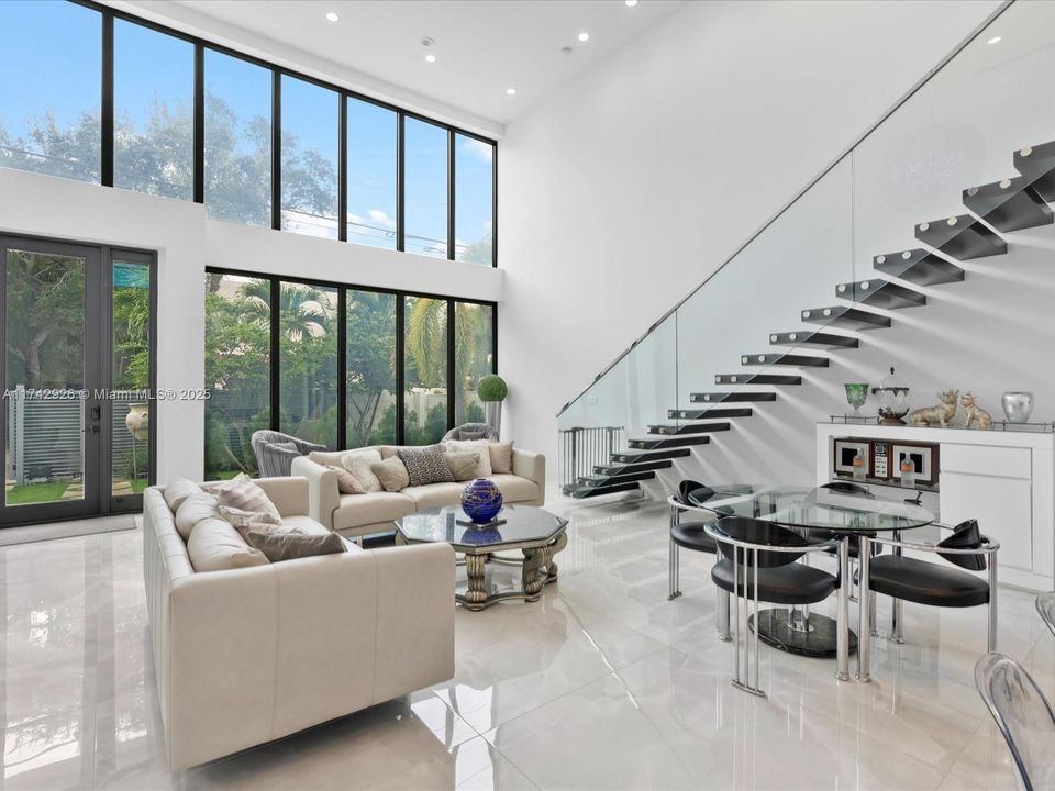 Vendido Recientemente: $3,995,000 (4 camas, 5 baños, 3951 Pies cuadrados)