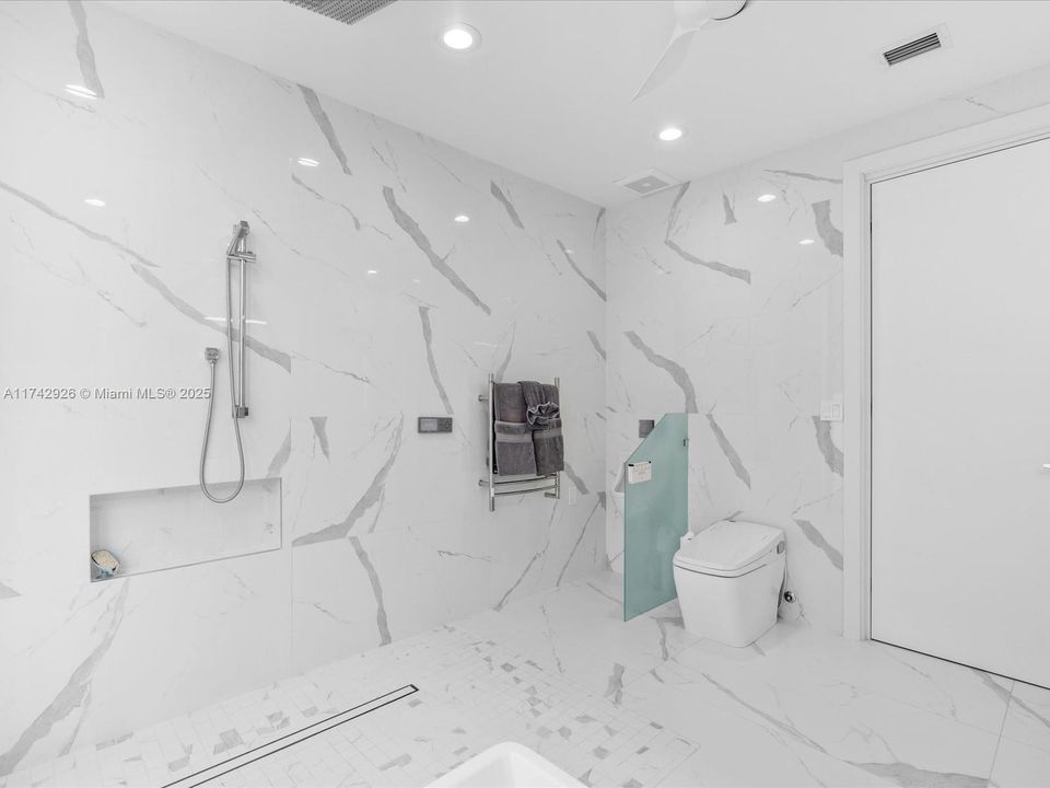 Vendido Recientemente: $3,995,000 (4 camas, 5 baños, 3951 Pies cuadrados)