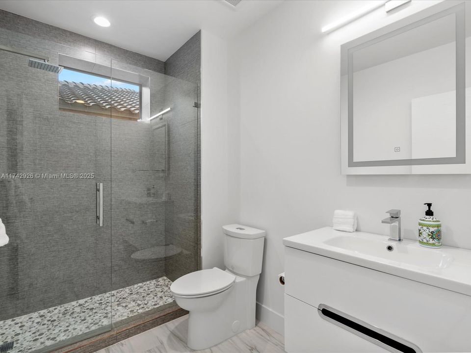 Vendido Recientemente: $3,995,000 (4 camas, 5 baños, 3951 Pies cuadrados)