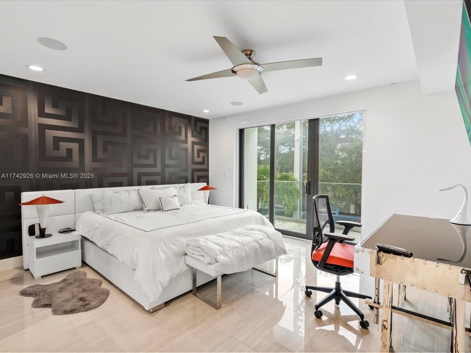 Vendido Recientemente: $3,995,000 (4 camas, 5 baños, 3951 Pies cuadrados)