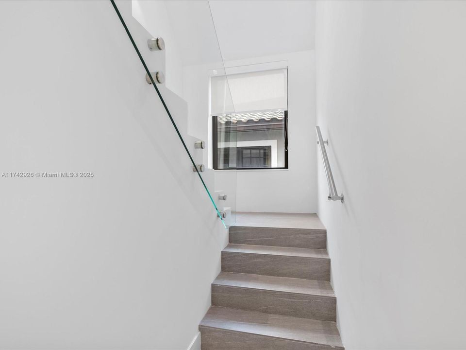 Vendido Recientemente: $3,995,000 (4 camas, 5 baños, 3951 Pies cuadrados)