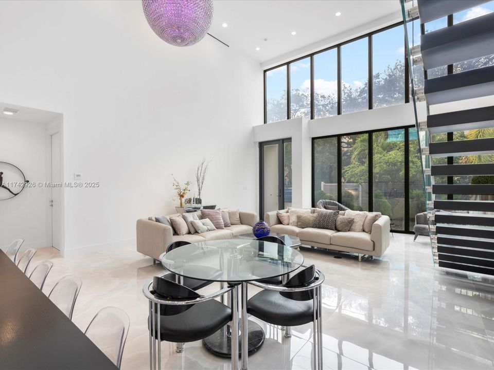 Vendido Recientemente: $3,995,000 (4 camas, 5 baños, 3951 Pies cuadrados)