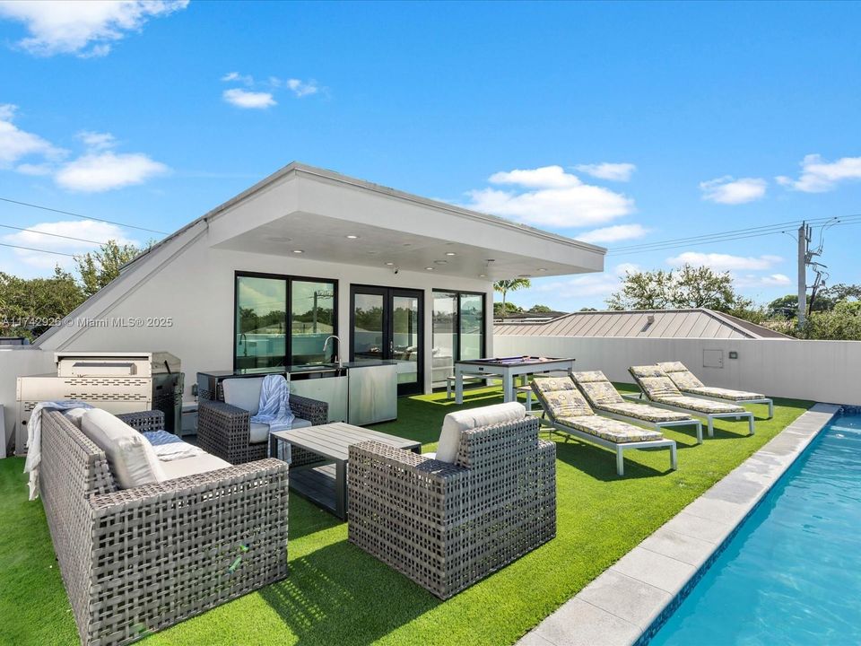 Vendido Recientemente: $3,995,000 (4 camas, 5 baños, 3951 Pies cuadrados)